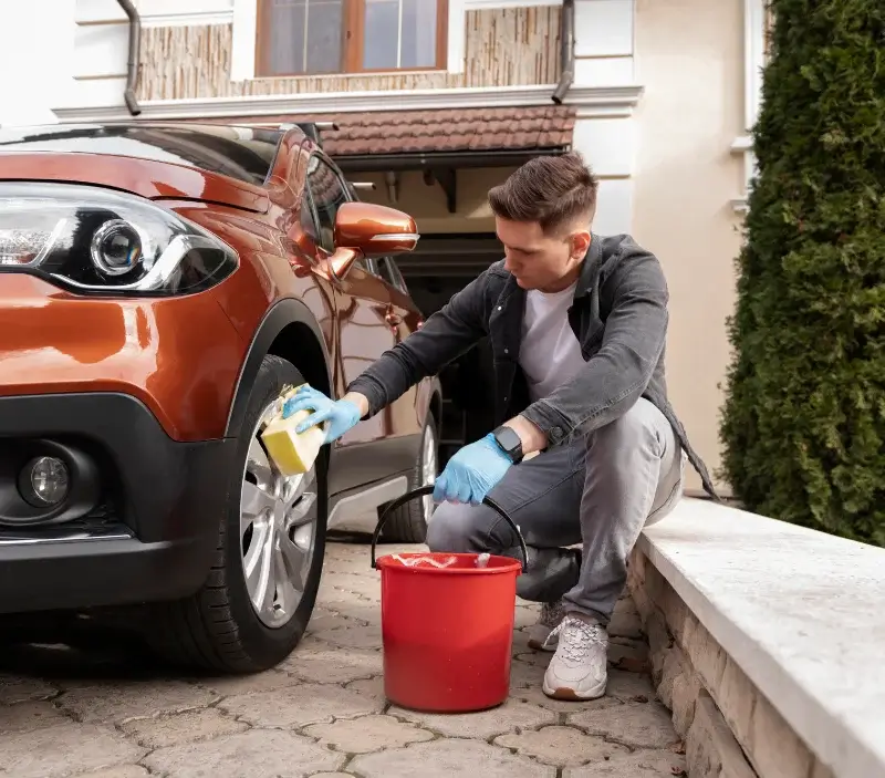 Lavage auto à domicile Aguts : professionnel intervenant sur un véhicule